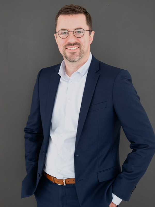 SSWG_Headshot_Hunter-Yarbrough_Dark-Background_Formal_Portrait